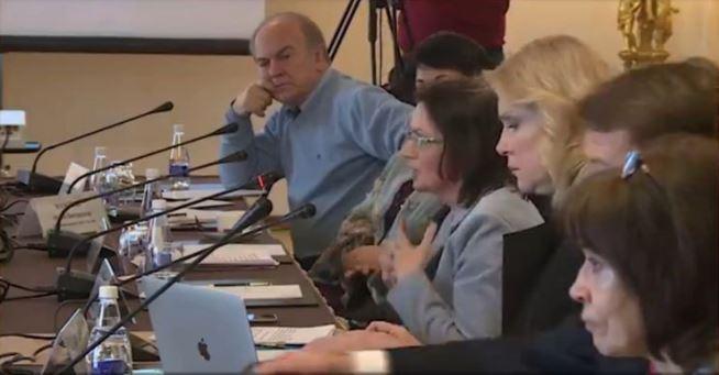 Oroszországban a szakemberek kétségeiknek adtak hangot a járvánnyal és annak kezelésével kapcsolatosan.